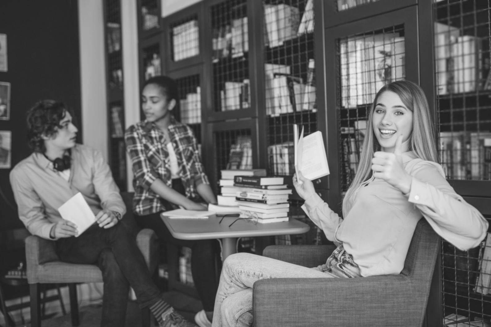 Étudiant utilisant des outils d'analyse financière sur ordinateur